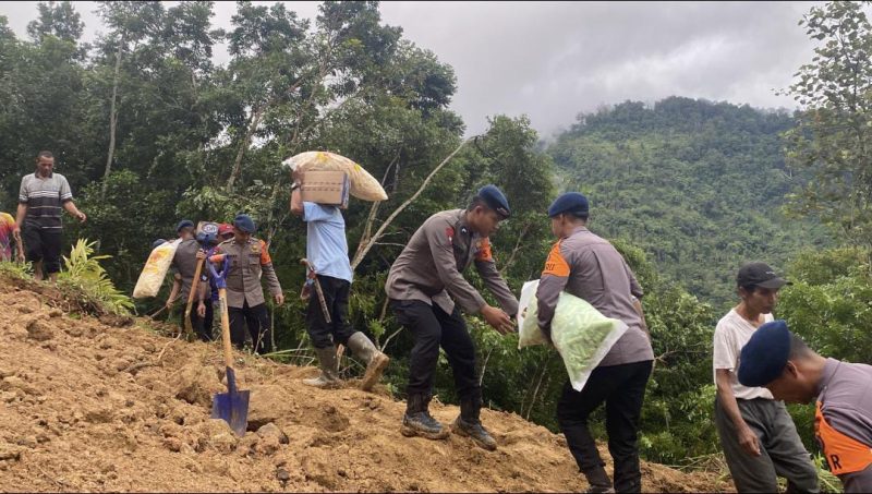 Gotong royong tanpa henti, personel Satbrimob Polda Banten dan warga mengangkut material serta logistik melintasi jalur rawan longsor.