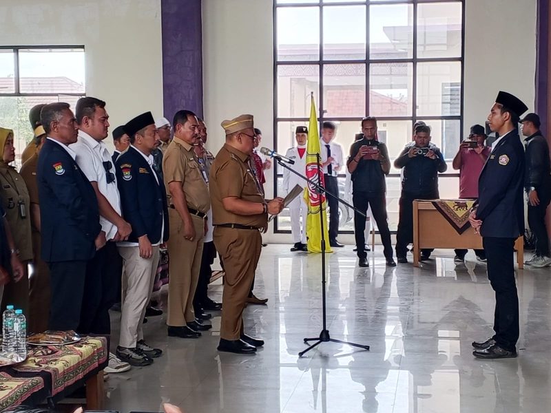 Prosesi pelantikan Ketua dan Pengurus Karang Taruna Kecamatan Pasar Kemis yang dipimpin langsung oleh Camat Pasar Kemis. Acara berlangsung khidmat dengan pembacaan ikrar janji sebagai simbol tanggung jawab dan pengabdian kepada masyarakat.