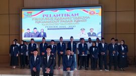 Suasana foto bersama usai pelantikan Pengurus Karang Taruna Kecamatan Pasar Kemis periode 2025–2030 di Gedung Serba Guna (GSG) Pasar Kemis, Kabupaten Tangerang. Momentum ini menjadi awal kebersamaan dan komitmen pemuda dalam membangun wilayah.