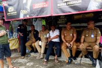 Camat Pasar Kemis bersama jajaran dan unsur terkait duduk berdampingan dengan warga saat meninjau langsung lokasi kerja bakti pembersihan drainase di RW 009 Kelurahan Kutabumi.