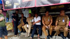 Camat Pasar Kemis bersama jajaran dan unsur terkait duduk berdampingan dengan warga saat meninjau langsung lokasi kerja bakti pembersihan drainase di RW 009 Kelurahan Kutabumi.