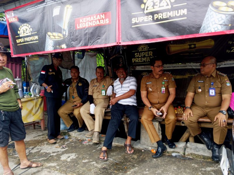 Camat Pasar Kemis bersama jajaran dan unsur terkait duduk berdampingan dengan warga saat meninjau langsung lokasi kerja bakti pembersihan drainase di RW 009 Kelurahan Kutabumi.