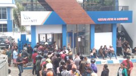 Demi PSN Ngada, Ribuan Suporter Rela Antri Dapatkan Tiket Final ETMC. (Foto: Elfrat Frans Dhena)