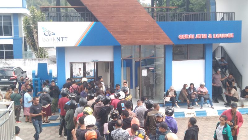 Demi PSN Ngada, Ribuan Suporter Rela Antri Dapatkan Tiket Final ETMC. (Foto: Elfrat Frans Dhena)