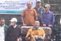 Anggota Komisi XII DPR RI, Dipo Nusantara Pua Upa (tengah) mengendarai motor. (Foto: Elfrat Frans Dhena)