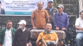 Anggota Komisi XII DPR RI, Dipo Nusantara Pua Upa (tengah) mengendarai motor. (Foto: Elfrat Frans Dhena)