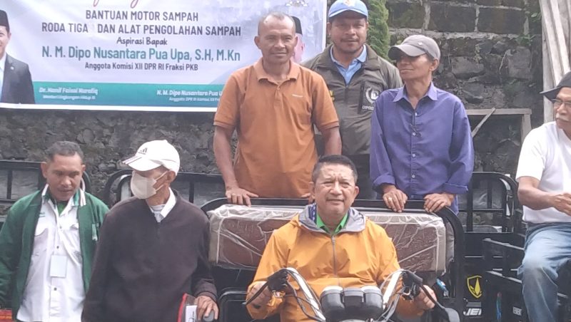 Anggota Komisi XII DPR RI, Dipo Nusantara Pua Upa (tengah) mengendarai motor. (Foto: Elfrat Frans Dhena)