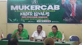 Ketua DPC PKB Kabupaten Ngada, Bernadinus Dhey Ngebu (tengah) didampingi Sekretaris DPC,Yosep Filius David Jawa (kiri) dan Anggota DPRD Provinsi NTT Fraksi PKB, Anggela Merici Piwung (kanan). (Foto; Elfrat Frans Dhena)