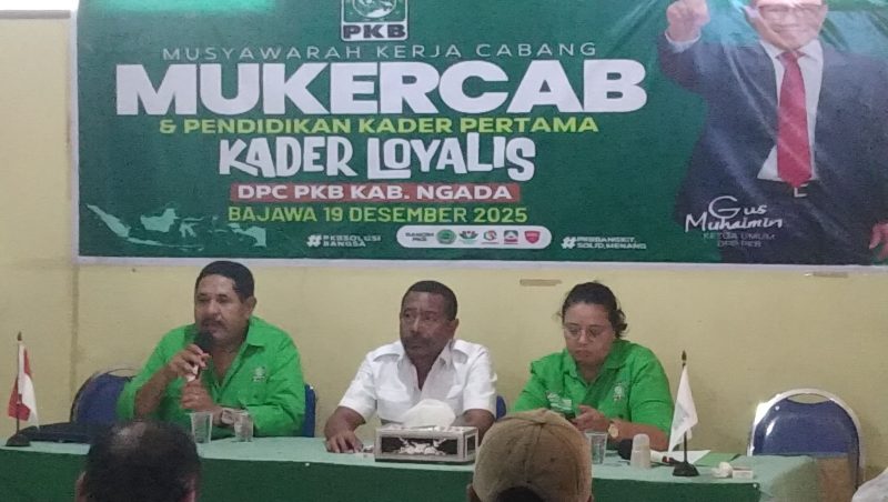 Ketua DPC PKB Kabupaten Ngada, Bernadinus Dhey Ngebu (tengah) didampingi Sekretaris DPC,Yosep Filius David Jawa (kiri) dan Anggota DPRD Provinsi NTT Fraksi PKB, Anggela Merici Piwung (kanan). (Foto; Elfrat Frans Dhena)