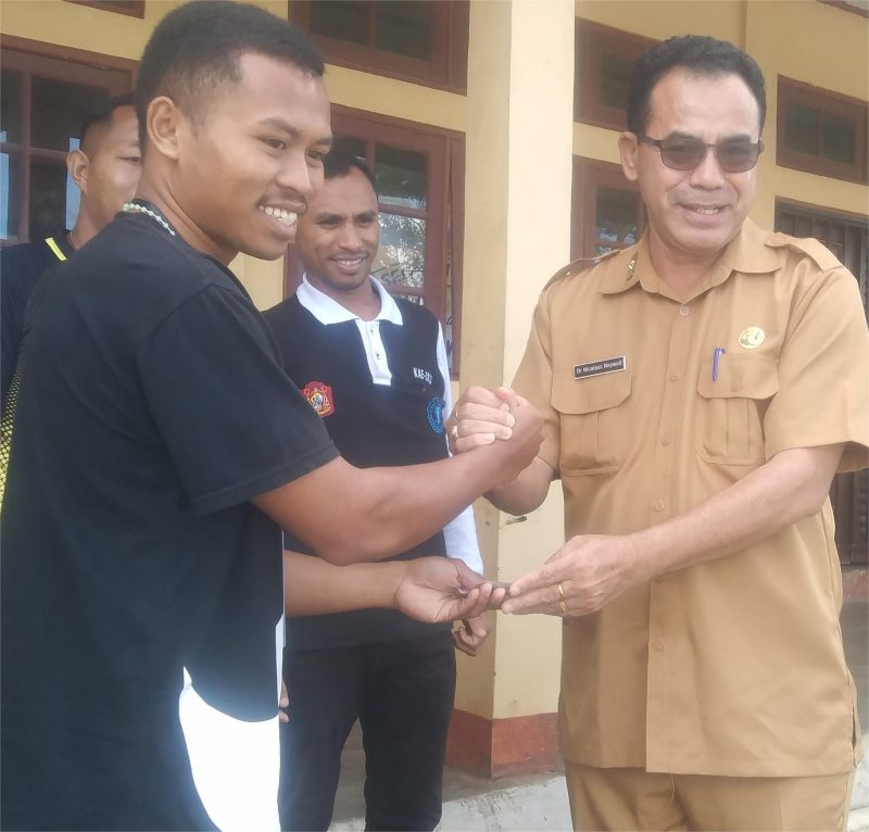 Ketua STIPER FB, Nicolaus Noywuli (kacamata) menyerahkan bonus tambahan hadiah kepada ketua panitia tunamen futsal Peternakan CUP I. (Foto: Elfrat Frans Dhena).