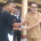 Ketua STIPER FB, Nicolaus Noywuli (kacamata) menyerahkan bonus tambahan hadiah kepada ketua panitia tunamen futsal Peternakan CUP I. (Foto: Elfrat Frans Dhena).