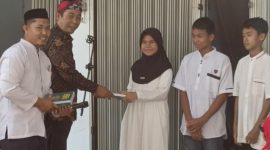 Penyerahan wakaf buku Juzz 30 Ummi secara simbolis oleh Wakil Ketua DPD Partai Gelora, Supriyatna, S.E., kepada para santri, didampingi Pimpinan Madrasah Quraniyyah, Ustaz Hamdan Matondang, S.Pd.I. (Foto: Metrosiar)