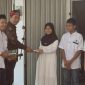 Penyerahan wakaf buku Juzz 30 Ummi secara simbolis oleh Wakil Ketua DPD Partai Gelora, Supriyatna, S.E., kepada para santri, didampingi Pimpinan Madrasah Quraniyyah, Ustaz Hamdan Matondang, S.Pd.I. (Foto: Metrosiar)