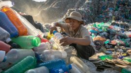 Di tengah gunungan sampah TPST Bantargebang, warga bertahan hidup dari limbah plastik. Kisah perjuangan ekonomi, risiko kesehatan, dan harapan di balik sampah. (Foto Ilustrasi/AI)