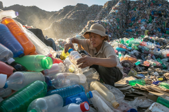 Di tengah gunungan sampah TPST Bantargebang, warga bertahan hidup dari limbah plastik. Kisah perjuangan ekonomi, risiko kesehatan, dan harapan di balik sampah. (Foto Ilustrasi/AI)
