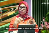 Ir. Diah Y. Suradiredja, Sekretaris Jenderal Atkarbonist, saat memberikan pemaparan mengenai peran strategis sektor non negara dan pentingnya transparansi data dalam mendukung perdagangan karbon dan pencapaian target FOLU Net Sink 2030 di Indonesia dalam acara Enviro Talk di kanal YouTube Enviro TV. (Tangkapan Layar YouTube Enviro TV)