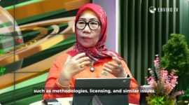 Ir. Diah Y. Suradiredja, Sekretaris Jenderal Atkarbonist, saat memberikan pemaparan mengenai peran strategis sektor non negara dan pentingnya transparansi data dalam mendukung perdagangan karbon dan pencapaian target FOLU Net Sink 2030 di Indonesia dalam acara Enviro Talk di kanal YouTube Enviro TV. (Tangkapan Layar YouTube Enviro TV)
