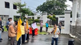 PERMAHI Lampung demo Kejati! Mahasiswa desak pengusutan tuntas dugaan korupsi, gratifikasi, dan penyalahgunaan wewenang oleh Kepala Dinas PUPR dan BMBK Lampung. (Foto: Metrosiar/Rizky Imam Mukti)