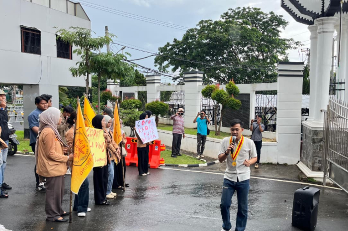 PERMAHI Lampung demo Kejati! Mahasiswa desak pengusutan tuntas dugaan korupsi, gratifikasi, dan penyalahgunaan wewenang oleh Kepala Dinas PUPR dan BMBK Lampung. (Foto: Metrosiar/Rizky Imam Mukti)