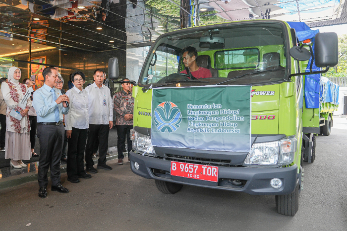 Menteri Hanif: KLH/BPLH Salurkan Bantuan Pasca-Banjir dan Panggil 8 Entitas Konsesi di Sumatera Utara. (Foto: Humas KLH/BPLH)