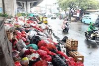Tumpukan sampah di Ciputat, Tangerang Selatan (Tangsel) kini mencapai kondisi kritis, menggunung di sejumlah titik vital seperti kolong flyover dan Jalan Dewi Sartika. (Foto: Satelitnews.com)