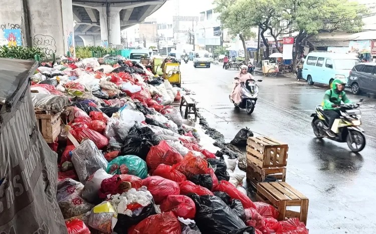 Tumpukan sampah di Ciputat, Tangerang Selatan (Tangsel) kini mencapai kondisi kritis, menggunung di sejumlah titik vital seperti kolong flyover dan Jalan Dewi Sartika. (Foto: Satelitnews.com)