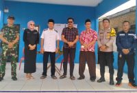 Jajaran pemerintah kelurahan, TNI, Polri, Trantib, dan tokoh masyarakat berfoto bersama usai mengawal jalannya pemilihan Ketua RW 018 Kutabumi agar berlangsung aman dan kondusif.