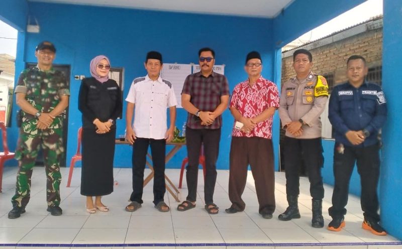 Jajaran pemerintah kelurahan, TNI, Polri, Trantib, dan tokoh masyarakat berfoto bersama usai mengawal jalannya pemilihan Ketua RW 018 Kutabumi agar berlangsung aman dan kondusif.