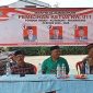 Panitia dan perwakilan tokoh masyarakat duduk di meja utama dengan latar spanduk pemilihan Ketua RW 011 Kutabumi periode 2025–2028, menandai jalannya proses demokrasi secara terbuka dan transparan.
