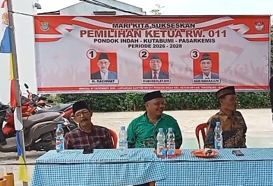 Panitia dan perwakilan tokoh masyarakat duduk di meja utama dengan latar spanduk pemilihan Ketua RW 011 Kutabumi periode 2025–2028, menandai jalannya proses demokrasi secara terbuka dan transparan.