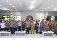 Kapolresta, Dandim 0510/Tigaraksa, unsur TNI-Polri, dan pejabat daerah berfoto bersama usai rapat Forkopimda jelang pengamanan Nataru 2025.