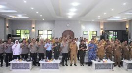 Kapolresta, Dandim 0510/Tigaraksa, unsur TNI-Polri, dan pejabat daerah berfoto bersama usai rapat Forkopimda jelang pengamanan Nataru 2025.
