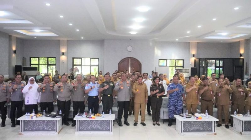 Kapolresta, Dandim 0510/Tigaraksa, unsur TNI-Polri, dan pejabat daerah berfoto bersama usai rapat Forkopimda jelang pengamanan Nataru 2025.