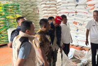 Aparat bersama pelaku usaha beras berdiskusi di gudang penyimpanan untuk memastikan stok aman, harga stabil, dan distribusi beras berjalan sesuai ketentuan.