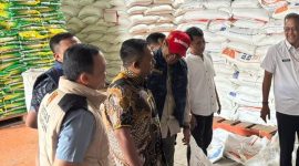 Aparat bersama pelaku usaha beras berdiskusi di gudang penyimpanan untuk memastikan stok aman, harga stabil, dan distribusi beras berjalan sesuai ketentuan.