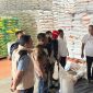 Aparat bersama pelaku usaha beras berdiskusi di gudang penyimpanan untuk memastikan stok aman, harga stabil, dan distribusi beras berjalan sesuai ketentuan.