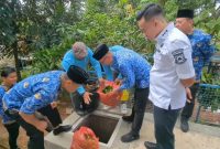 Warga Ciputat Tangsel adopsi Teba Komposter asal Bali untuk olah sampah organik secara mandiri. Solusi nyata atasi darurat sampah di TPA. Potret demonstrasi praktik Teba Komposter di Kantor Kecamatan Ciputat pada Rabu (17/12/25). (Foto: Istimewa)