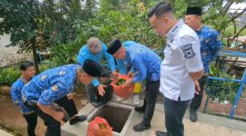 Warga Ciputat Tangsel adopsi Teba Komposter asal Bali untuk olah sampah organik secara mandiri. Solusi nyata atasi darurat sampah di TPA. Potret demonstrasi praktik Teba Komposter di Kantor Kecamatan Ciputat pada Rabu (17/12/25). (Foto: Istimewa)