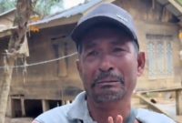 Seorang warga Desa Juara Sekerak Aceh Tamiang menangis saat menceritakan keadaan mereka pascabanjir bandang. (Istimewa)