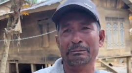 Seorang warga Desa Juara Sekerak Aceh Tamiang menangis saat menceritakan keadaan mereka pascabanjir bandang. (Istimewa)