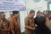 BNPB percepat pencairan Dana Tunggu Hunian Rp8,7 Miliar untuk ribuan warga terdampak bencana. Simak rincian penyaluran di wilayah Anda dan kendala yang bikin bantuan tertahan. (Foto: Dok. BNPB)