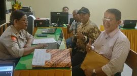 Ketua Umum LP2TRI Hendrikus Djawa dampingi ahli waris korban mafia tanah Kupang Timur temui Kapolda NTT guna kawal keadilan serta pastikan proses hukum berjalan transparan. (Foto: Dok. LP2TRI/Metrosiar)