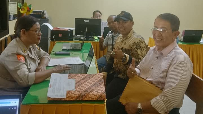 Ketua Umum LP2TRI Hendrikus Djawa dampingi ahli waris korban mafia tanah Kupang Timur temui Kapolda NTT guna kawal keadilan serta pastikan proses hukum berjalan transparan. (Foto: Dok. LP2TRI/Metrosiar)