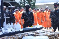 BNN menunjukkan ketegasan dalam penindakan dengan mengungkap kasus besar narkotika, memperlihatkan barang bukti serta para tersangka dalam pengamanan ketat aparat.