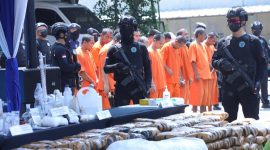 BNN menunjukkan ketegasan dalam penindakan dengan mengungkap kasus besar narkotika, memperlihatkan barang bukti serta para tersangka dalam pengamanan ketat aparat.
