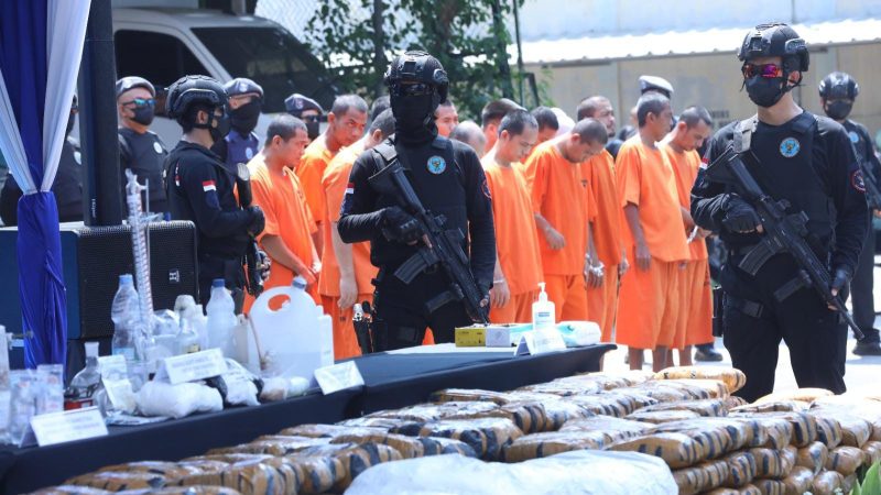 BNN menunjukkan ketegasan dalam penindakan dengan mengungkap kasus besar narkotika, memperlihatkan barang bukti serta para tersangka dalam pengamanan ketat aparat.