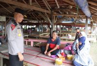 Kapolda Banten berdialog langsung dengan wisatawan dan pelaku usaha di kawasan pantai Anyer guna memastikan keamanan, kenyamanan, serta kelancaran aktivitas wisata saat libur Tahun Baru 2026.
