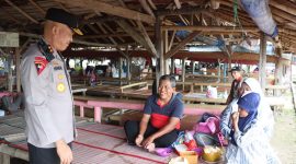 Kapolda Banten berdialog langsung dengan wisatawan dan pelaku usaha di kawasan pantai Anyer guna memastikan keamanan, kenyamanan, serta kelancaran aktivitas wisata saat libur Tahun Baru 2026.