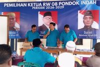 Panitia Pemilihan Ketua RW 08 Pondok Indah memimpin jalannya musyawarah dan penghitungan suara. Proses pemilihan berlangsung tertib, transparan, dan mendapat dukungan penuh dari warga.