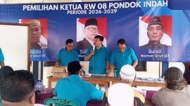 Panitia Pemilihan Ketua RW 08 Pondok Indah memimpin jalannya musyawarah dan penghitungan suara. Proses pemilihan berlangsung tertib, transparan, dan mendapat dukungan penuh dari warga.